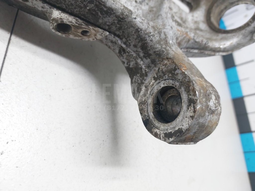 Кулак поворотный передний правый