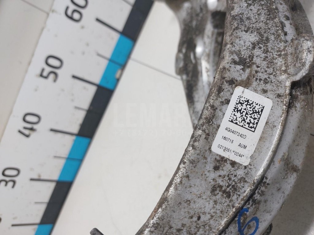 Кулак поворотный передний правый