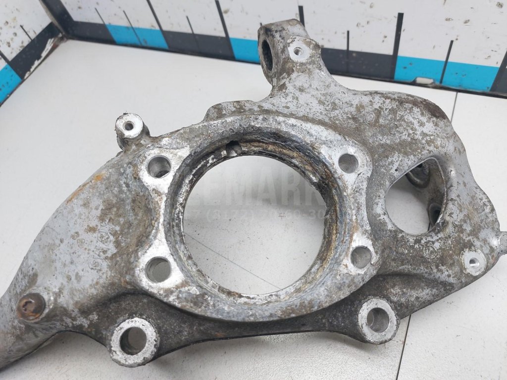 Кулак поворотный передний правый