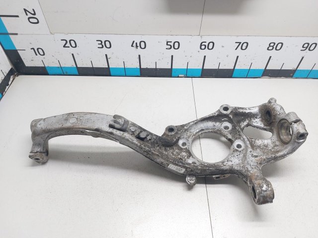 Кулак поворотный передний правый