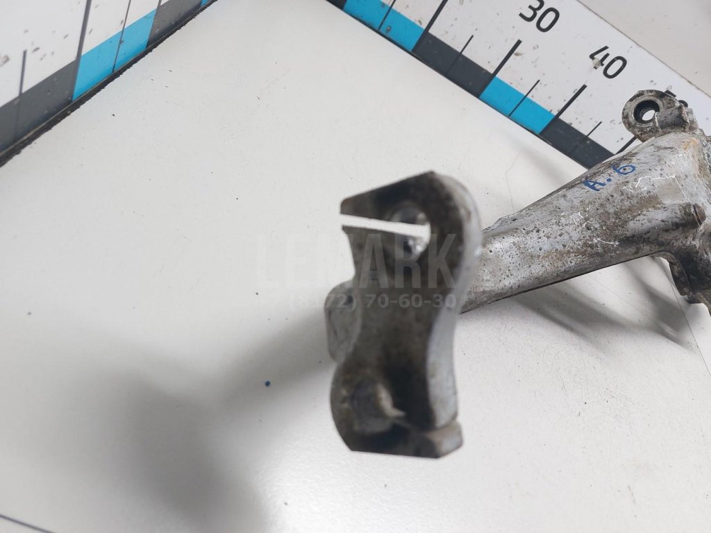 Кулак поворотный передний правый