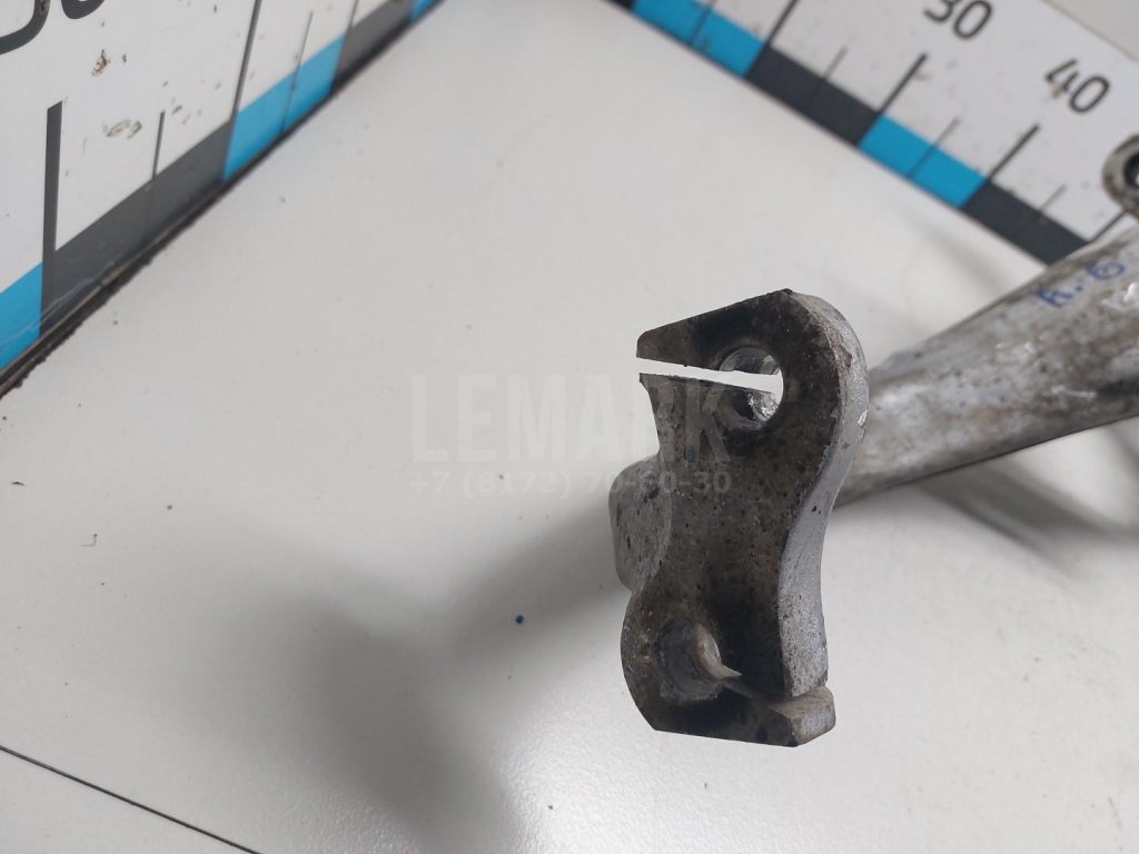 Кулак поворотный передний правый