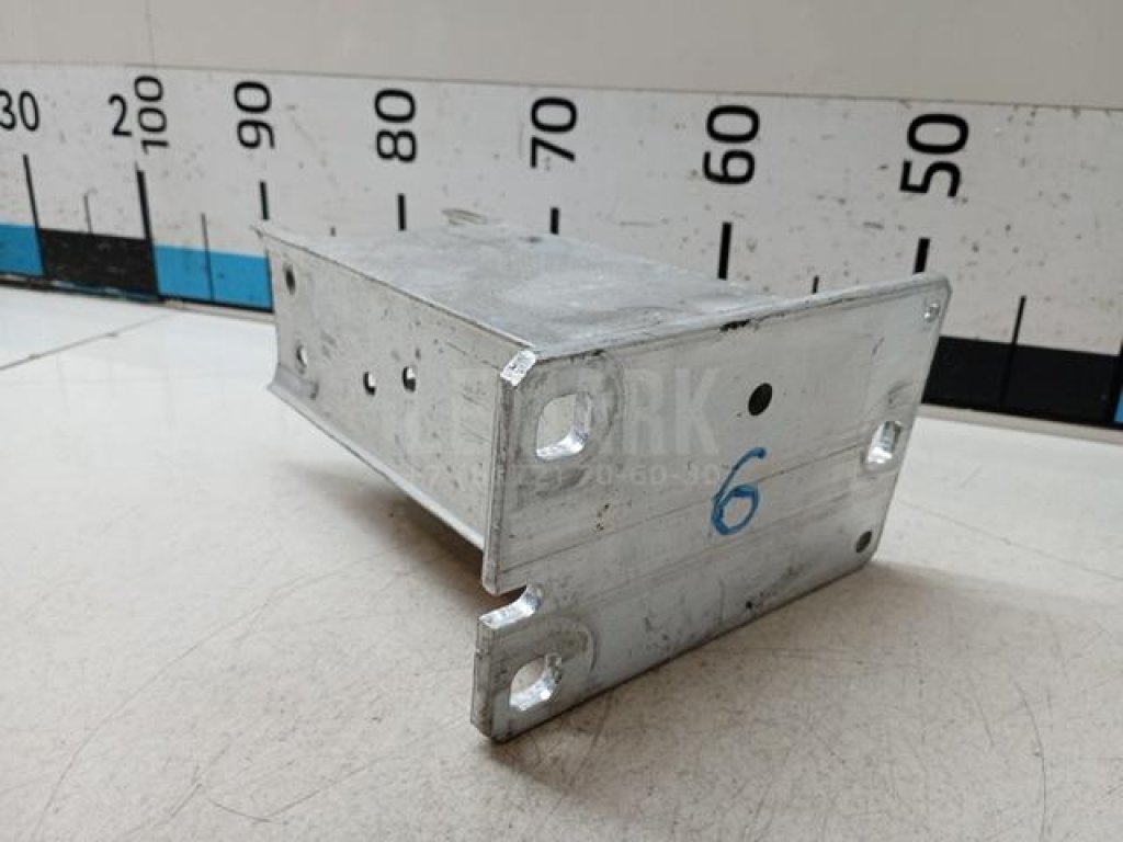 Кронштейн усилителя переднего бампера правый