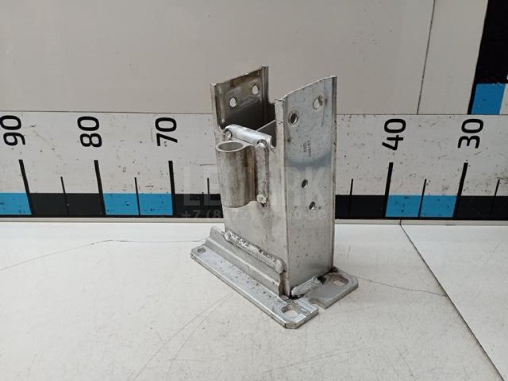 Кронштейн усилителя переднего бампера правый