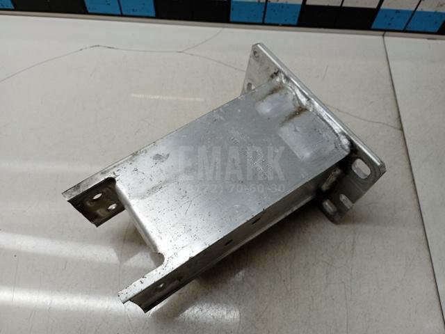 Кронштейн усилителя переднего бампера правый