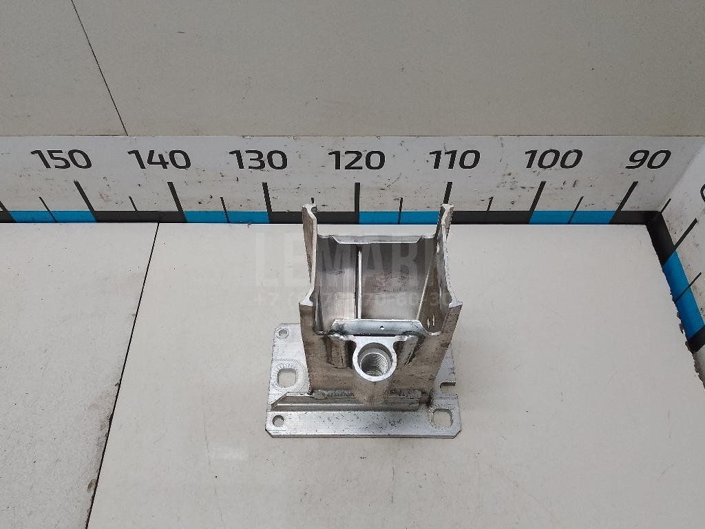 Кронштейн усилителя переднего бампера правый