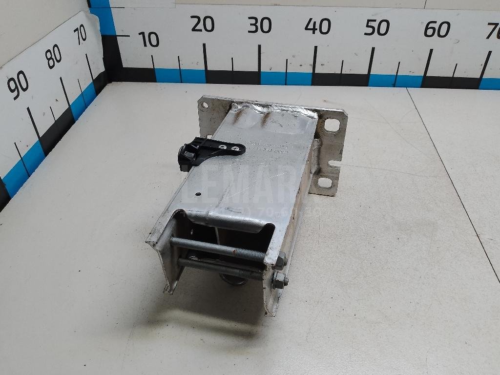 Кронштейн усилителя переднего бампера правый для  Audi A1 (8X) 2010-2018