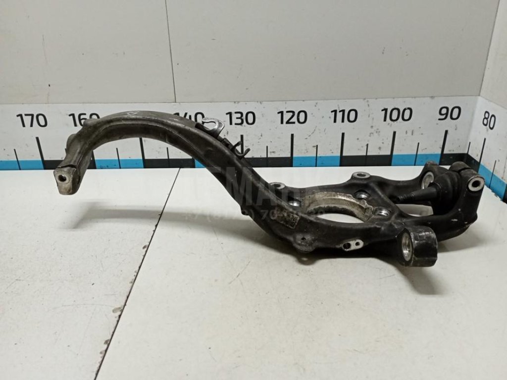 Кулак поворотный передний правый