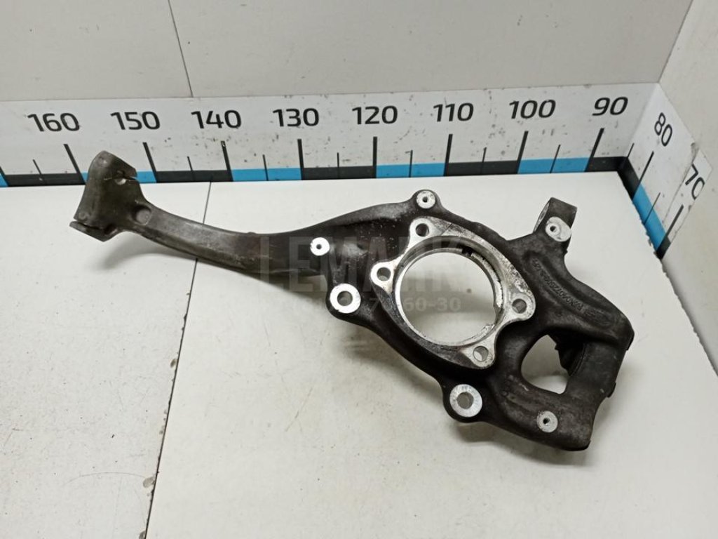 Кулак поворотный передний правый