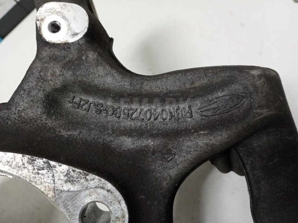 Кулак поворотный передний правый