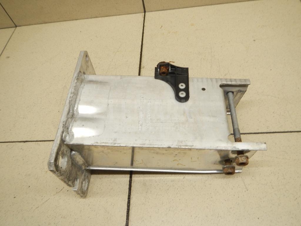 Кронштейн усилителя переднего бампера левый