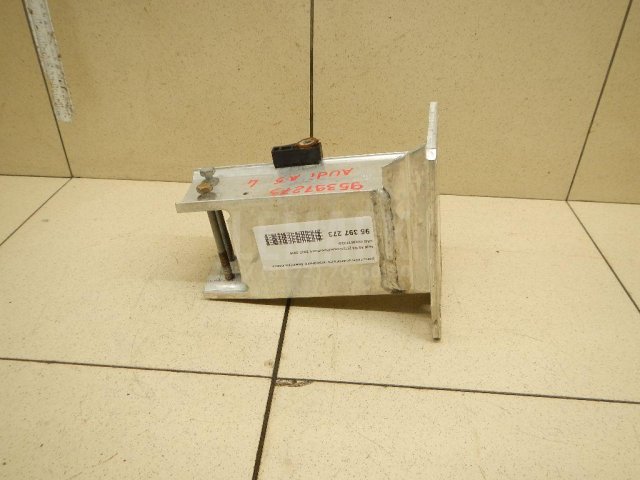 Кронштейн усилителя переднего бампера левый