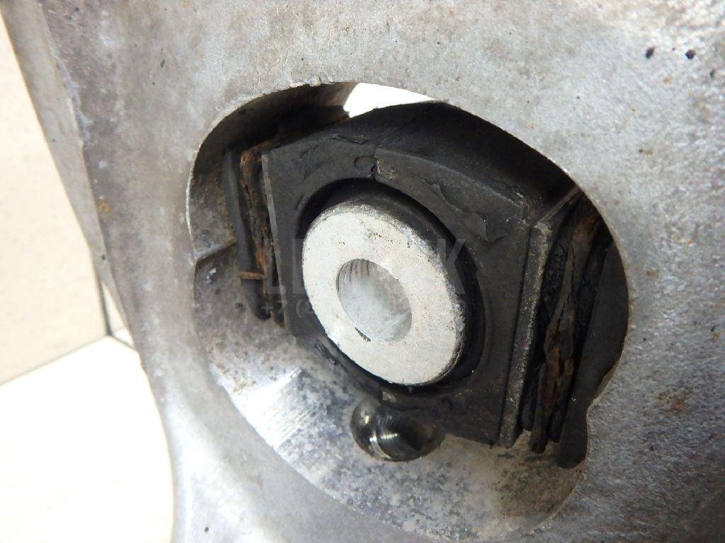 Кулак поворотный задний правый