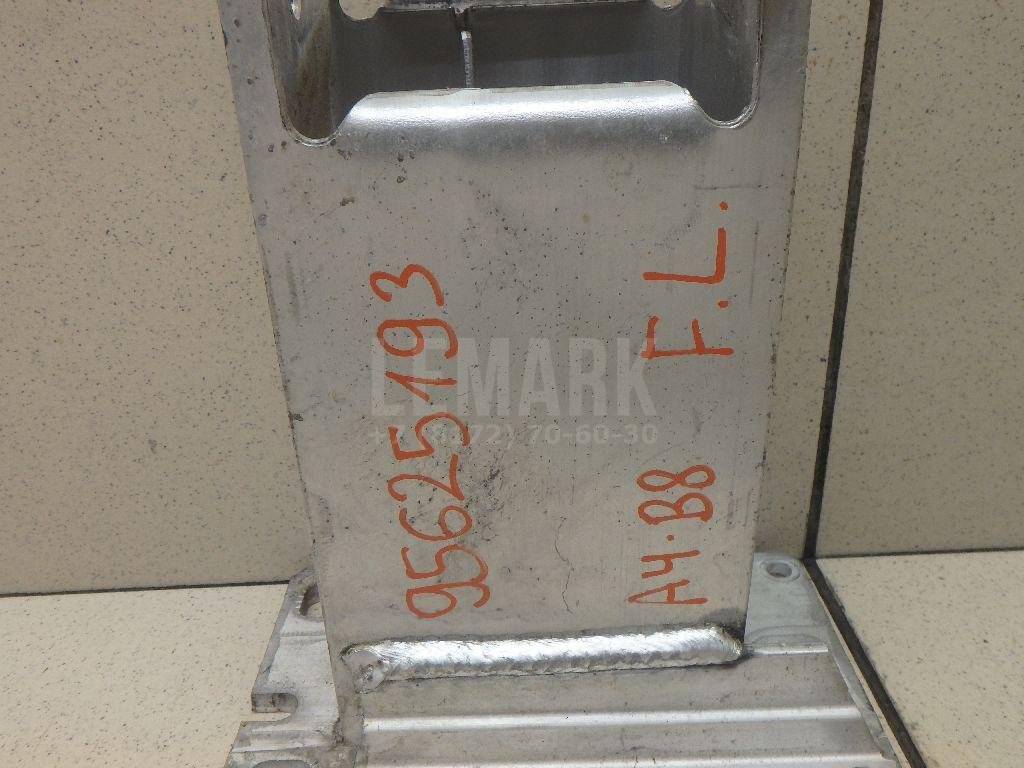 Кронштейн усилителя переднего бампера левый