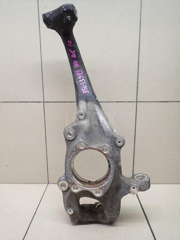 Кулак поворотный передний правый