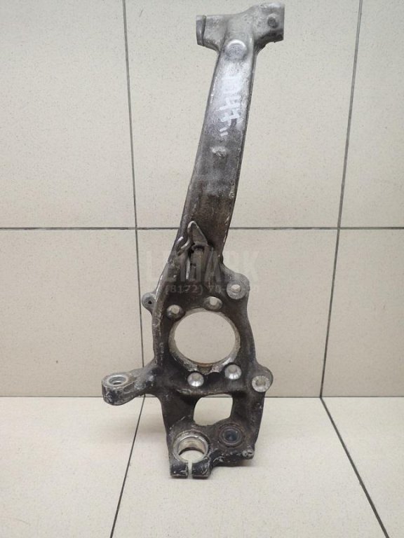 Кулак поворотный передний правый