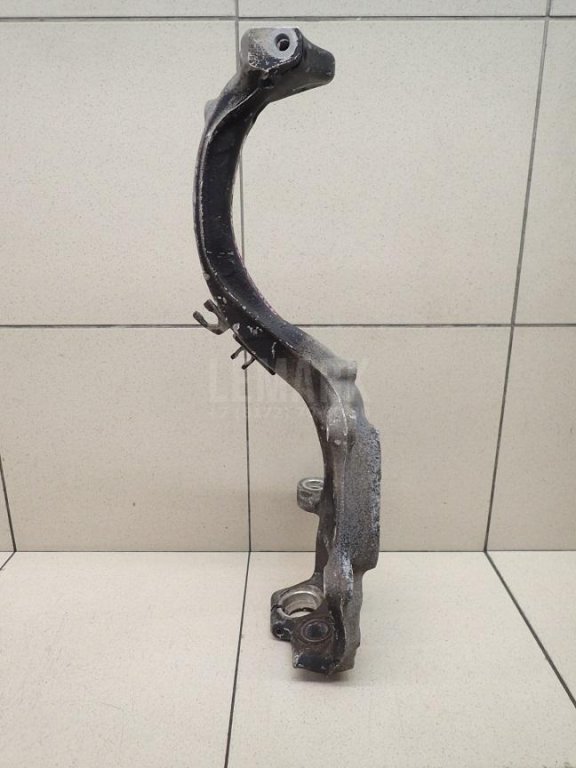 Кулак поворотный передний правый