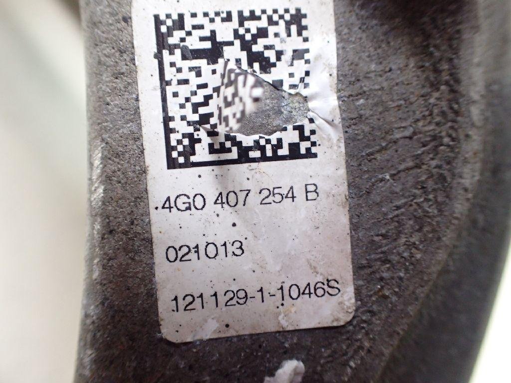 Кулак поворотный передний правый