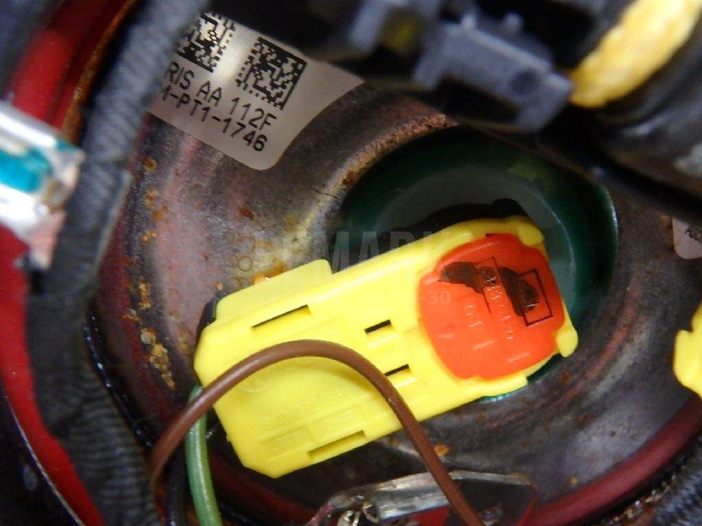 Подушка безопасности в рулевое колесо