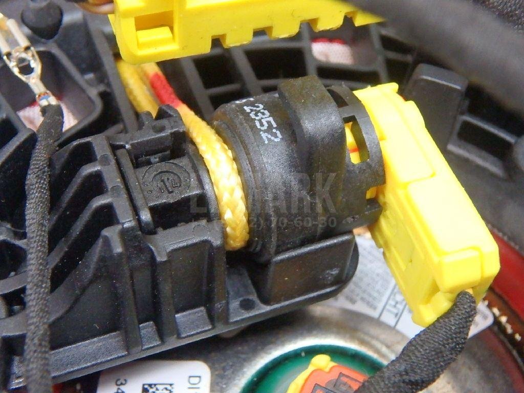 Подушка безопасности в рулевое колесо