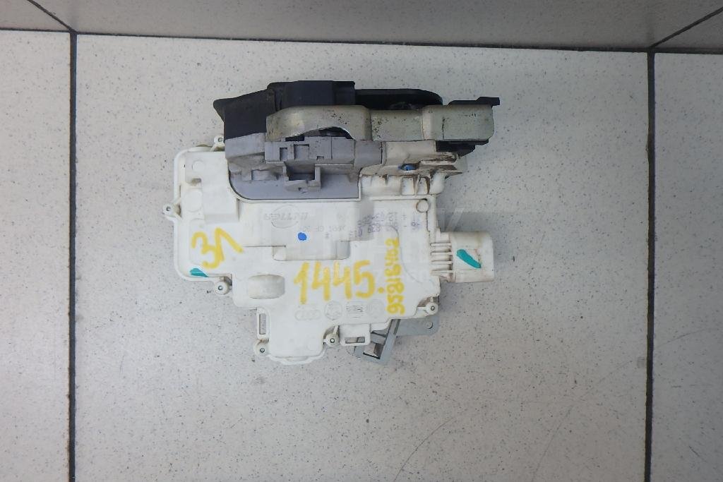 Замок двери задней левой