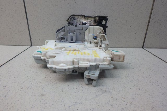 Замок двери задней левой