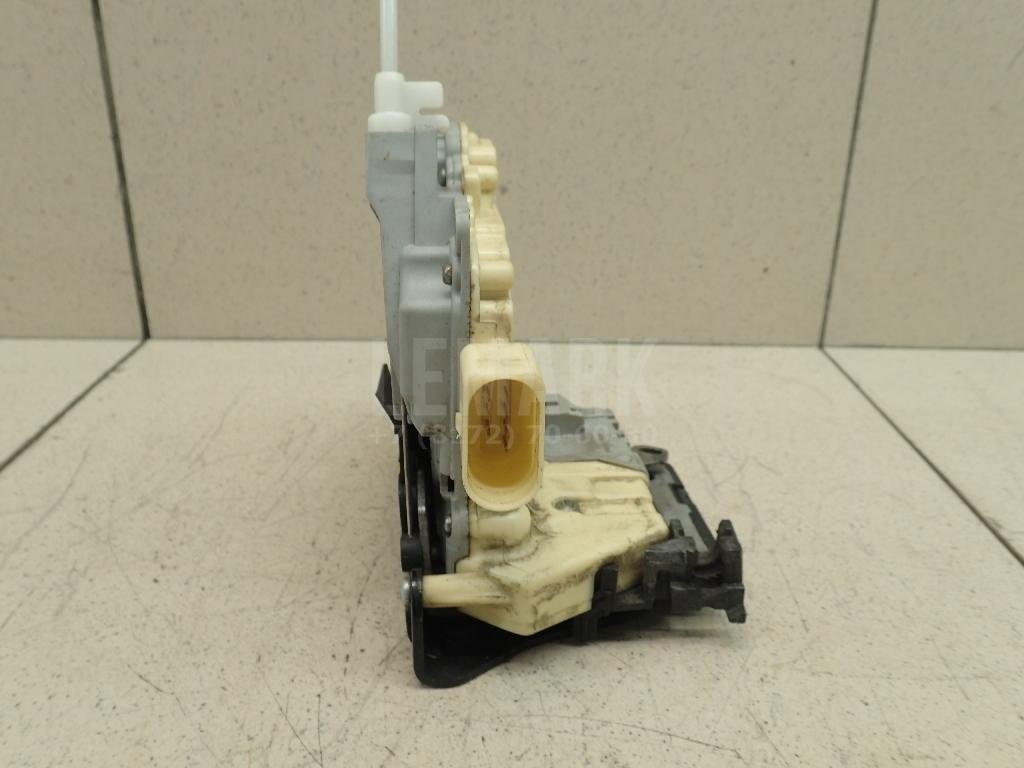 Замок двери передней левой