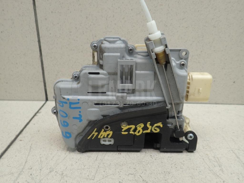 Замок двери передней левой