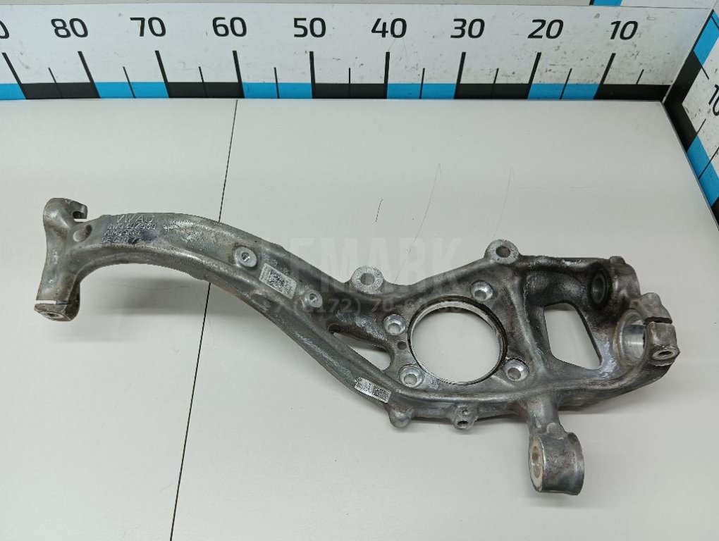 Кулак поворотный передний правый