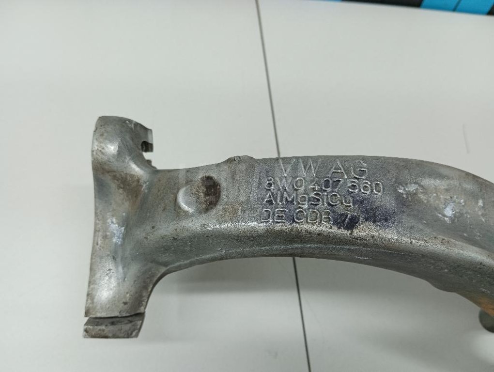 Кулак поворотный передний правый