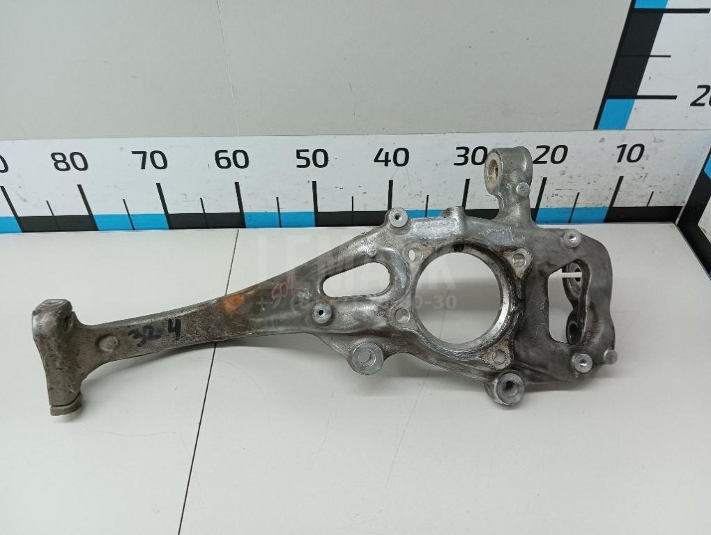 Кулак поворотный передний правый