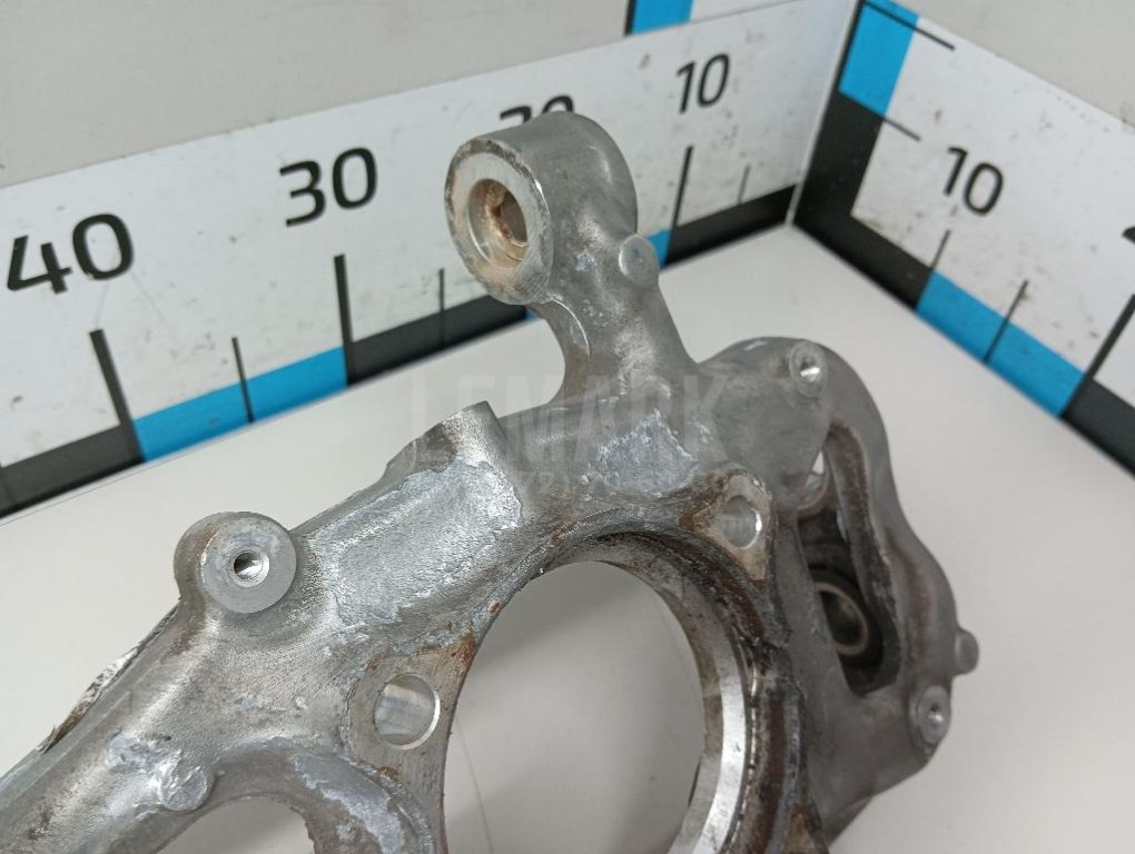 Кулак поворотный передний правый