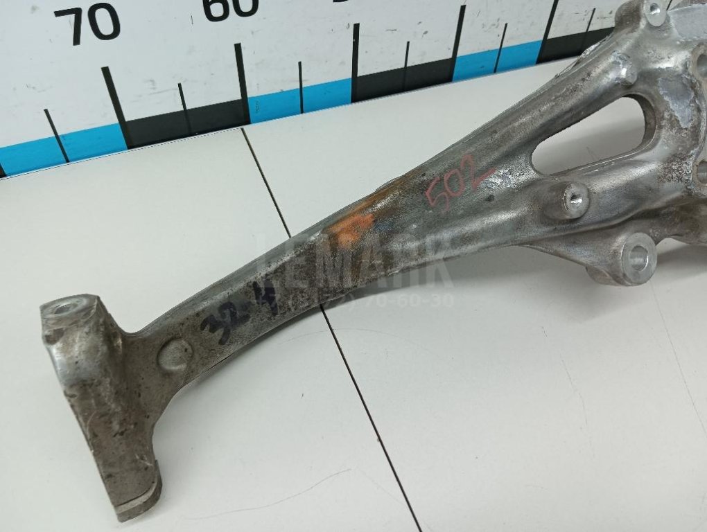 Кулак поворотный передний правый