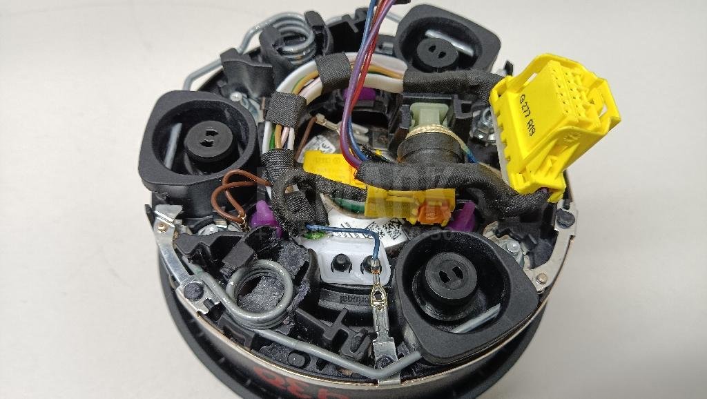 Подушка безопасности в рулевое колесо