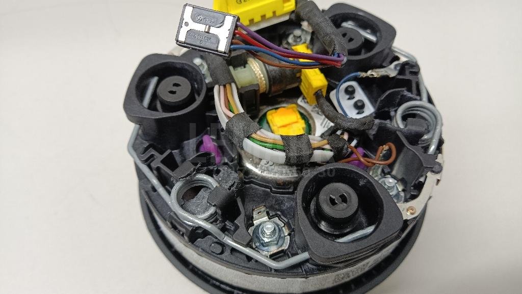 Подушка безопасности в рулевое колесо