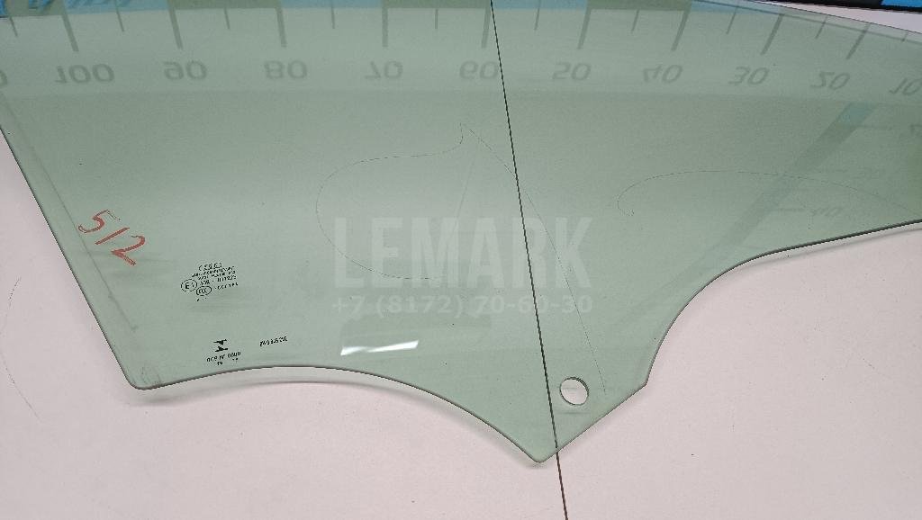 Стекло двери передней правой