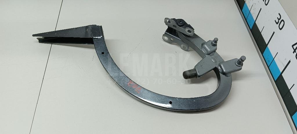 Петля крышки багажника