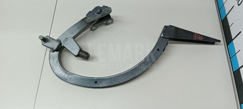 Петля крышки багажника