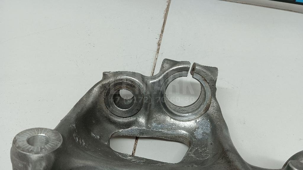 Кулак поворотный передний правый