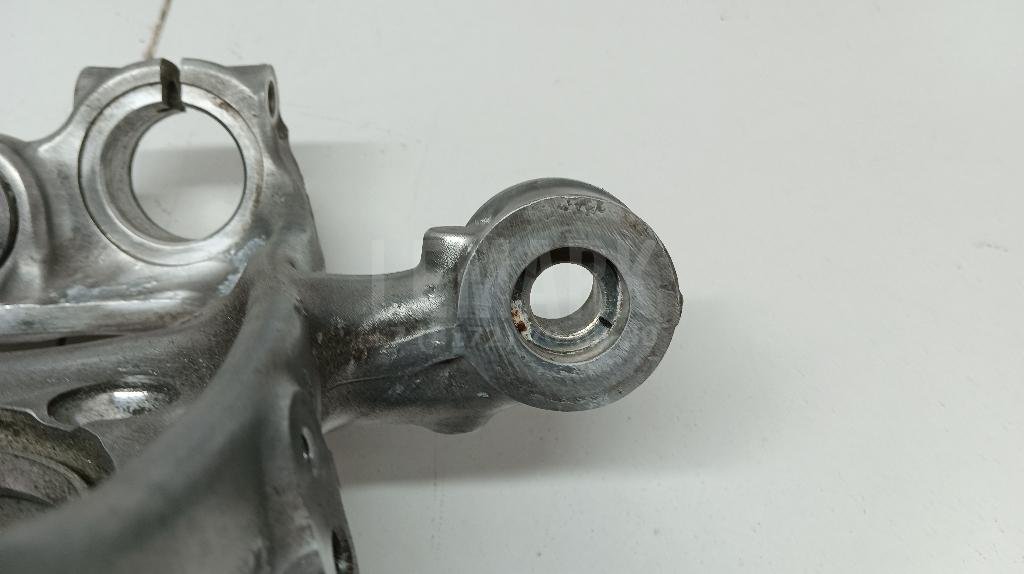 Кулак поворотный передний правый