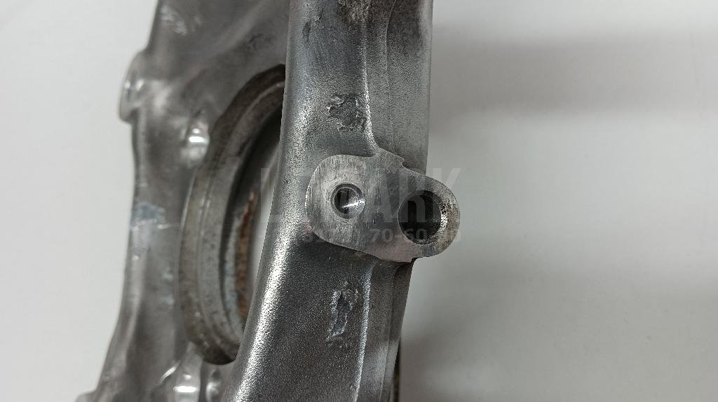 Кулак поворотный передний правый