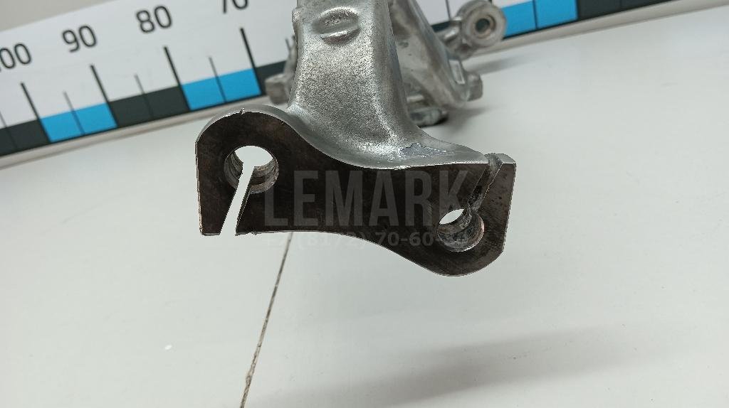 Кулак поворотный передний правый