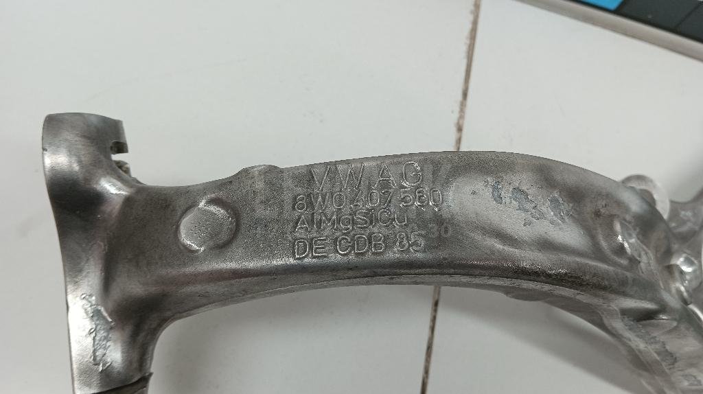 Кулак поворотный передний правый