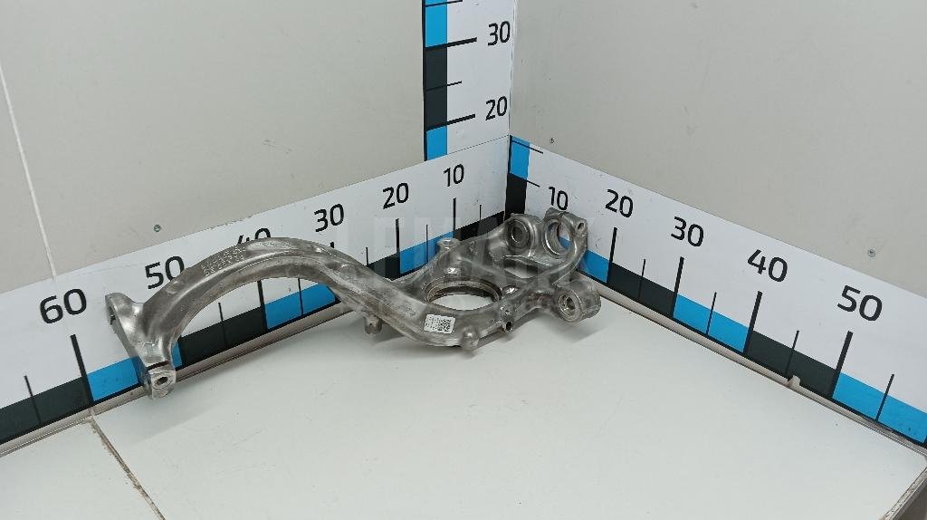 Кулак поворотный передний правый