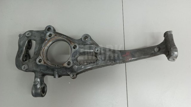 Кулак поворотный передний правый