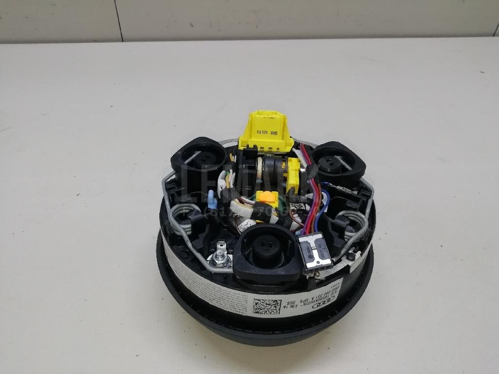 Подушка безопасности в рулевое колесо