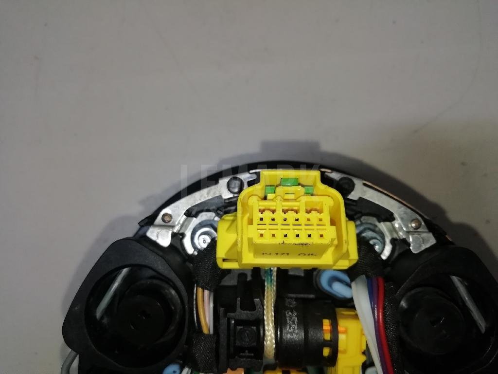 Подушка безопасности в рулевое колесо