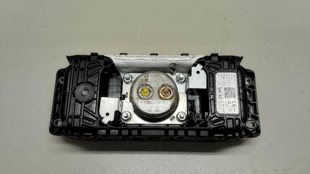 Подушка безопасности пассажирская (в торпедо)