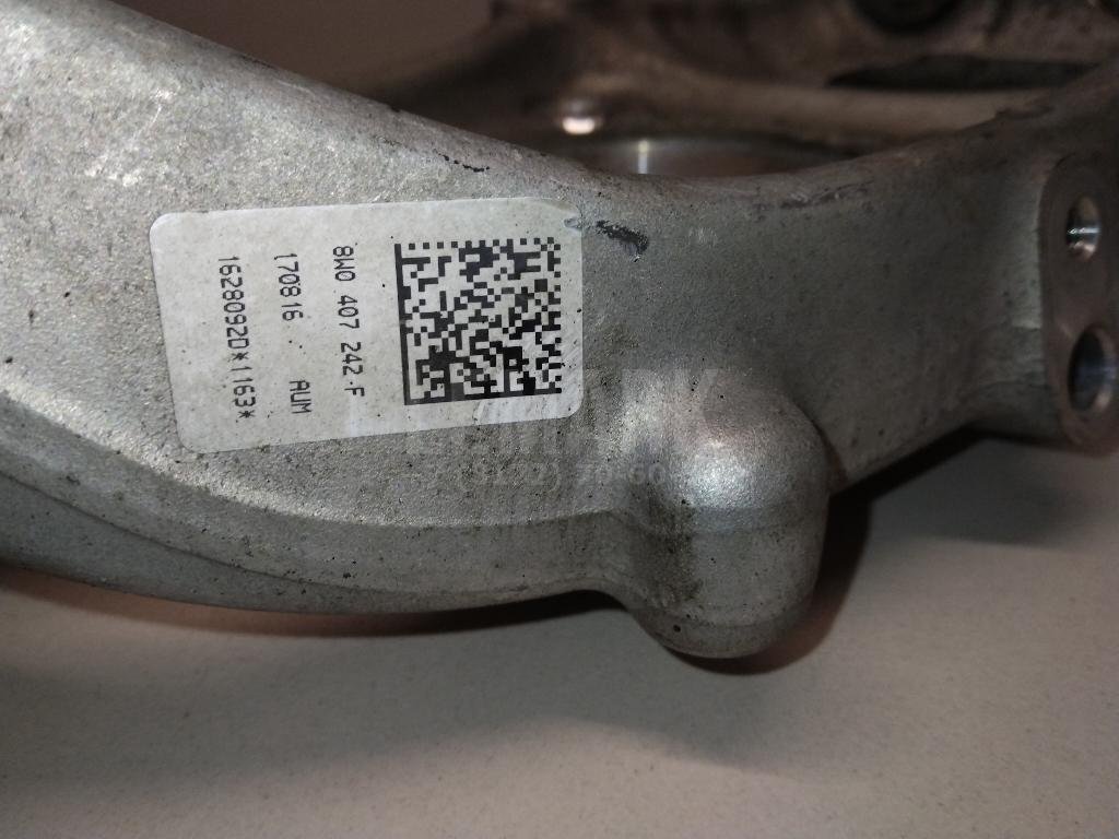 Кулак поворотный передний правый