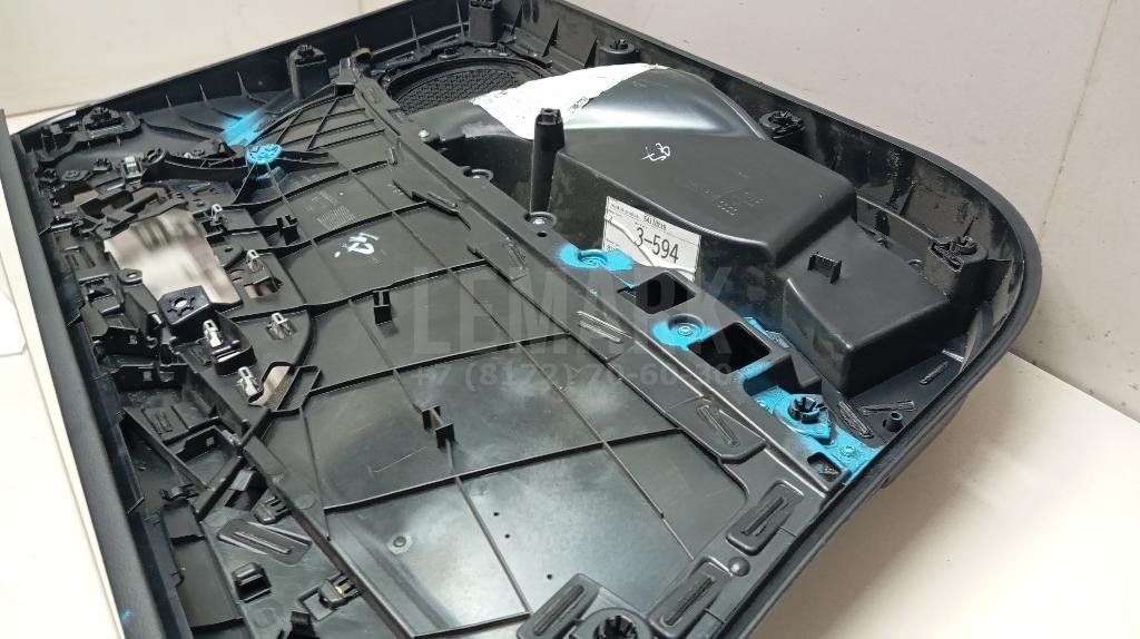 Обшивка двери передней правой